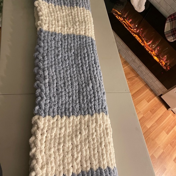 Handmade chunky knit throw blanket - Picture 3 of 3